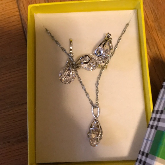 Women’s 3 piece Jewelry set - Picture 2 of 2
